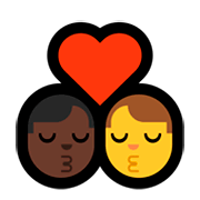 👨🏿‍❤️‍💋‍👨 Emoji sich küssendes Paar - Mann: dunkle Hautfarbe, Hombre Microsoft Windows 10 April 2018 Update.