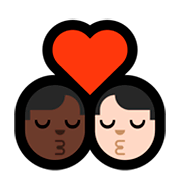 👨🏿‍❤️‍💋‍👨🏻 Emoji sich küssendes Paar - Mann: dunkle Hautfarbe, Mann: helle Hautfarbe Microsoft Windows 10 April 2018 Update.