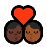👨🏿‍❤️‍💋‍👨🏾 Emoji sich küssendes Paar - Mann: dunkle Hautfarbe, Mann: mitteldunkle Hautfarbe Microsoft Windows 10 April 2018 Update.