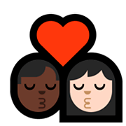 👨🏿‍❤️‍💋‍👩🏻 Emoji sich küssendes Paar - Mann: dunkle Hautfarbe, Frau: helle Hautfarbe Microsoft Windows 10 April 2018 Update.