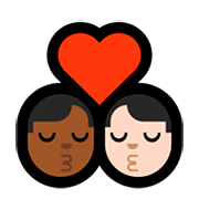 👨🏾‍❤️‍💋‍👨🏻 Emoji sich küssendes Paar - Mann: mitteldunkle Hautfarbe, Mann: helle Hautfarbe Microsoft Windows 10 April 2018 Update.
