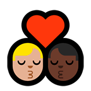 👨🏼‍❤️‍💋‍👨🏿 Emoji sich küssendes Paar - Mann: mittelhelle Hautfarbe, Mann: dunkle Hautfarbe Microsoft Windows 10 April 2018 Update.