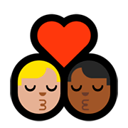 👨🏼‍❤️‍💋‍👨🏾 Emoji sich küssendes Paar - Mann: mittelhelle Hautfarbe, Mann: mitteldunkle Hautfarbe Microsoft Windows 10 April 2018 Update.
