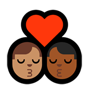 👨🏽‍❤️‍💋‍👨🏾 Emoji sich küssendes Paar - Mann: mittelhelle Hautfarbe Microsoft Windows 10 April 2018 Update.