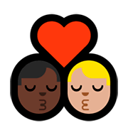 👨🏿‍❤️‍💋‍👨🏼 Emoji sich küssendes Paar - Mann: dunkle Hautfarbe, Mann: mittelhelle Hautfarbe Microsoft Windows 10 Fall Creators Update.