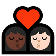👩🏿‍❤️‍💋‍👩🏻 Emoji sich küssendes Paar - Frau: dunkle Hautfarbe, Frau: helle Hautfarbe Microsoft Windows 10 Fall Creators Update.
