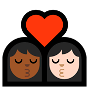 👩🏾‍❤️‍💋‍👩🏻 Emoji sich küssendes Paar - Frau: mitteldunkle Hautfarbe, Frau: helle Hautfarbe Microsoft Windows 10 Fall Creators Update.