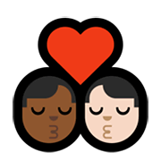 👨🏾‍❤️‍💋‍👨🏻 Emoji sich küssendes Paar - Mann: mitteldunkle Hautfarbe, Mann: helle Hautfarbe Microsoft Windows 10 May 2019 Update.