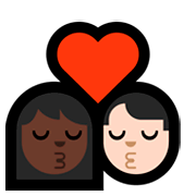 sich küssendes Paar - Frau: dunkle Hautfarbe, Mann: helle Hautfarbe