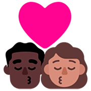 👨🏿‍❤️‍💋‍👩🏽 Emoji sich küssendes Paar - Mann: dunkle Hautfarbe, Frau: mittlere Hautfarbe Microsoft Windows 11 22H2.