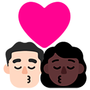 Emoji 👨🏻‍❤️‍💋‍👩🏿 Bacio Tra Coppia - Uomo: Carnagione Chiara, Donna: Carnagione Scura su Microsoft Windows 11 22H2.