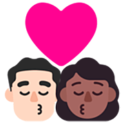 Emoji 👨🏻‍❤️‍💋‍👩🏾 Bacio Tra Coppia - Uomo: Carnagione Chiara, Donna: Carnagione Abbastanza Scura su Microsoft Windows 11 22H2.