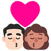 Emoji 👨🏻‍❤️‍💋‍👩🏽 Bacio Tra Coppia - Uomo: Carnagione Chiara, Donna: Carnagione Olivastra su Microsoft Windows 11 22H2.