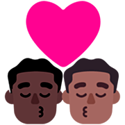 👨🏿‍❤️‍💋‍👨🏾 Emoji sich küssendes Paar - Mann: dunkle Hautfarbe, Mann: mitteldunkle Hautfarbe Microsoft Windows 11 22H2.