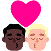 Emoji 👨🏿‍❤️‍💋‍👨🏼 Bacio Tra Coppia - Uomo: Carnagione Scura, Uomo: Carnagione Abbastanza Chiara su Microsoft Windows 11 22H2.