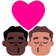 Emoji 👨🏿‍❤️‍💋‍👨🏽 Bacio Tra Coppia - Uomo: Carnagione Scura, Uomo: Carnagione Olivastra su Microsoft Windows 11 22H2.