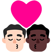 Emoji 👨🏻‍❤️‍💋‍👨🏿 Bacio Tra Coppia - Uomo: Carnagione Chiara, Uomo: Carnagione Scura su Microsoft Windows 11 22H2.