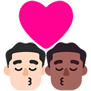 👨🏻‍❤️‍💋‍👨🏾 Emoji sich küssendes Paar - Mann: helle Hautfarbe, Mann: mitteldunkle Hautfarbe Microsoft Windows 11 22H2.