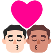 Emoji 👨🏻‍❤️‍💋‍👨🏽 Bacio Tra Coppia - Uomo: Carnagione Chiara, Uomo: Carnagione Chiara su Microsoft Windows 11 22H2.