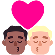 👨🏾‍❤️‍💋‍👨🏼 Emoji sich küssendes Paar - Mann: mitteldunkle Hautfarbe, Mann: mittelhelle Hautfarbe Microsoft Windows 11 22H2.
