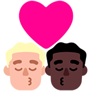 Emoji 👨🏼‍❤️‍💋‍👨🏿 Bacio Tra Coppia - Uomo: Carnagione Abbastanza Chiara, Uomo: Carnagione Scura su Microsoft Windows 11 22H2.
