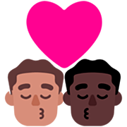 Emoji 👨🏽‍❤️‍💋‍👨🏿 Bacio Tra Coppia - Uomo: Carnagione Olivastra, Uomo: Carnagione Scura su Microsoft Windows 11 22H2.