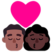 👨🏾‍❤️‍💋‍👩🏿 Emoji sich küssendes Paar - Mann: mitteldunkle Hautfarbe, Frau: dunkle Hautfarbe Microsoft Windows 11 22H2.