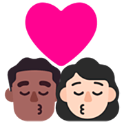 👨🏾‍❤️‍💋‍👩🏻 Emoji sich küssendes Paar - Mann: mitteldunkle Hautfarbe, Frau: helle Hautfarbe Microsoft Windows 11 22H2.