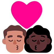 Emoji 👨🏽‍❤️‍💋‍👩🏿 Bacio Tra Coppia - Uomo: Carnagione Olivastra, Donna: Carnagione Scura su Microsoft Windows 11 22H2.