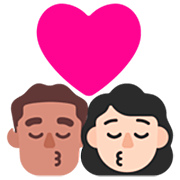 👨🏽‍❤️‍💋‍👩🏻 Emoji sich küssendes Paar - Mann: mittlere Hautfarbe, Frau: helle Hautfarbe Microsoft Windows 11 22H2.