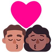 👨🏽‍❤️‍💋‍👩🏾 Emoji sich küssendes Paar - Mann: mittlere Hautfarbe, Frau: mitteldunkle Hautfarbe Microsoft Windows 11 22H2.