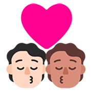 🧑🏻‍❤️‍💋‍🧑🏽 Emoji sich küssendes Paar: Person, Person, helle Hautfarbe, mittlere Hautfarbe Microsoft Windows 11 22H2.