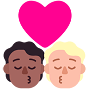 🧑🏾‍❤️‍💋‍🧑🏼 Emoji sich küssendes Paar: Person, Person, mitteldunkle Hautfarbe, mittelhelle Hautfarbe Microsoft Windows 11 22H2.