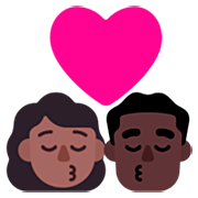 Emoji 👩🏾‍❤️‍💋‍👨🏿 Bacio Tra Coppia - Donna: Carnagione Abbastanza Scura, Uomo: Carnagione Scura su Microsoft Windows 11 22H2.