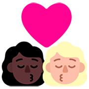 Emoji 👩🏿‍❤️‍💋‍👩🏼 Bacio Tra Coppia - Donna: Carnagione Scura, Donna: Carnagione Abbastanza Chiara su Microsoft Windows 11 22H2.