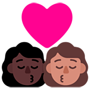 👩🏿‍❤️‍💋‍👩🏽 Emoji sich küssendes Paar - Frau: dunkle Hautfarbe, Frau: mittlere Hautfarbe Microsoft Windows 11 22H2.