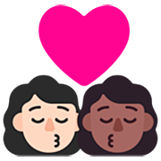 👩🏻‍❤️‍💋‍👩🏾 Emoji sich küssendes Paar - Frau: helle Hautfarbe, Frau: mitteldunkle Hautfarbe Microsoft Windows 11 22H2.