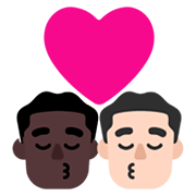 Emoji 👨🏿‍❤️‍💋‍👨🏻 Bacio Tra Coppia - Uomo: Carnagione Scura, Uomo: Carnagione Chiara su Microsoft Windows 11 November 2021 Update.