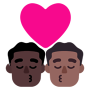 👨🏿‍❤️‍💋‍👨🏾 Emoji sich küssendes Paar - Mann: dunkle Hautfarbe, Mann: mitteldunkle Hautfarbe Microsoft Windows 11 November 2021 Update.