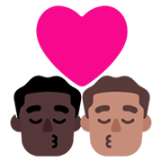 👨🏿‍❤️‍💋‍👨🏽 Emoji sich küssendes Paar - Mann: dunkle Hautfarbe, Mann: mittlere Hautfarbe Microsoft Windows 11 November 2021 Update.