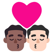 👨🏾‍❤️‍💋‍👨🏻 Emoji sich küssendes Paar - Mann: mitteldunkle Hautfarbe, Mann: helle Hautfarbe Microsoft Windows 11 November 2021 Update.