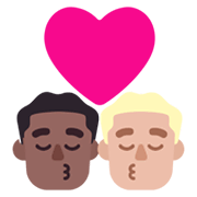 Emoji 👨🏾‍❤️‍💋‍👨🏼 Bacio Tra Coppia - Uomo: Carnagione Abbastanza Scura, Uomo: Carnagione Abbastanza Chiara su Microsoft Windows 11 November 2021 Update.