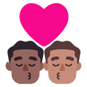 👨🏾‍❤️‍💋‍👨🏽 Emoji sich küssendes Paar - Mann: mitteldunkle Hautfarbe, Mann: mittlere Hautfarbe Microsoft Windows 11 November 2021 Update.