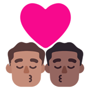 Emoji 👨🏽‍❤️‍💋‍👨🏾 Bacio Tra Coppia - Uomo: Carnagione Abbastanza Chiara su Microsoft Windows 11 November 2021 Update.