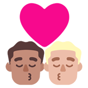 👨🏽‍❤️‍💋‍👨🏼 Emoji sich küssendes Paar - Mann: mittlere Hautfarbe, Mann: mittelhelle Hautfarbe Microsoft Windows 11 November 2021 Update.