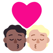 🧑🏾‍❤️‍💋‍🧑🏼 Emoji sich küssendes Paar: Person, Person, mitteldunkle Hautfarbe, mittelhelle Hautfarbe Microsoft Windows 11 November 2021 Update.