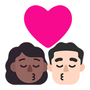 Emoji 👩🏾‍❤️‍💋‍👨🏻 Bacio Tra Coppia Donna: Carnagione Abbastanza Scura, Uomo: Carnagione Chiara su Microsoft Windows 11 November 2021 Update.