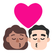 👩🏽‍❤️‍💋‍👨🏻 Emoji Beso - Mujer: Tono De Piel Medio, Hombre: Tono De Piel Claro en Microsoft Windows 11 November 2021 Update.