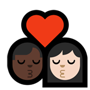 👨🏿‍❤️‍💋‍👩🏻 Emoji sich küssendes Paar - Mann: dunkle Hautfarbe, Frau: helle Hautfarbe Microsoft Windows 11.