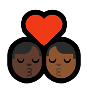 👨🏿‍❤️‍💋‍👨🏾 Emoji sich küssendes Paar - Mann: dunkle Hautfarbe, Mann: mitteldunkle Hautfarbe Microsoft Windows 11.